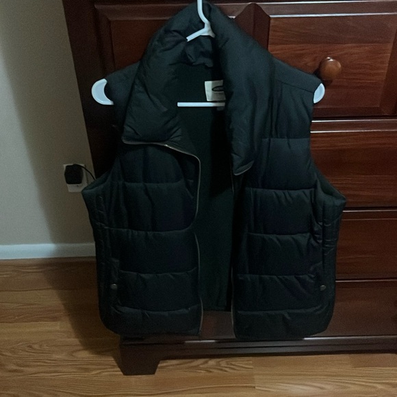 Old Navy Black Puffer Vest - Picture 1 of 2